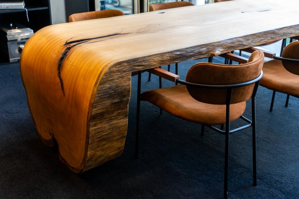 Mesa orgânica de madeira de borda viva com cadeiras de couro — Imperium Design